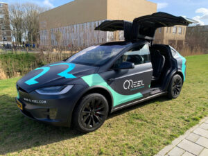Tesla model X, gewrapt in kleuren en logo Qreel